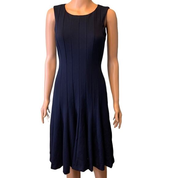 Lands’ End Sleeveless Fit & Flare Dress Sz 2 Seamed Panels Career Wear Date Nite - Picture 1 of 4